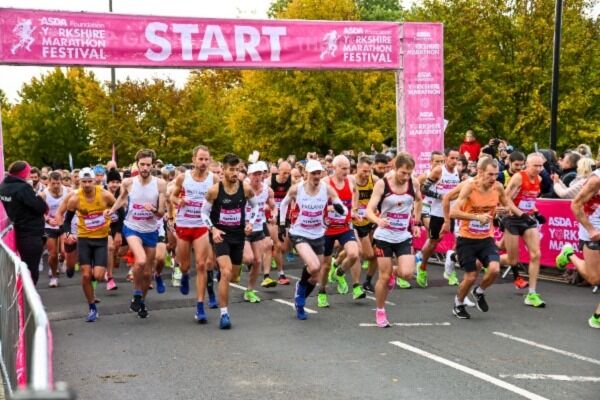 Marathon runners leaving the start line